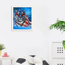 Charger l'image dans la galerie, Le tigre de drapeau de nous - diamant rond complet - 30x35cm