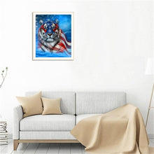 Charger l'image dans la galerie, Le tigre de drapeau de nous - diamant rond complet - 30x35cm