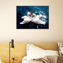 Charger l'image dans la galerie, Cygne d’amour - diamant rond complet - 40x30cm