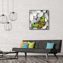 Charger l'image dans la galerie, Papillon en pierre - diamant rond complet - 30x30cm