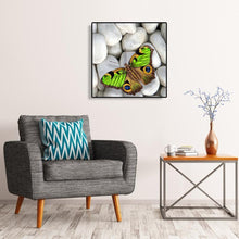 Charger l'image dans la galerie, Papillon en pierre - diamant rond complet - 30x30cm