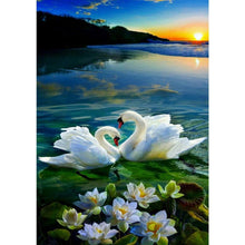 Charger l'image dans la galerie, Lac des cygnes - peinture complète en diamant - 30x40cm