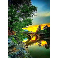 Charger l&#39;image dans la galerie, Pont de coucher du soleil - diamant rond complet - 30x40cm
