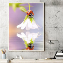 Charger l&#39;image dans la galerie, Coccinelle de fleur - diamant rond complet - 30x40cm
